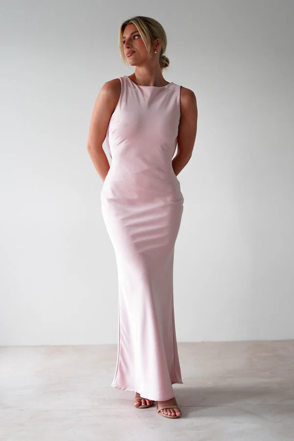 Women's maxi dress with elegant cut and flowing fabric