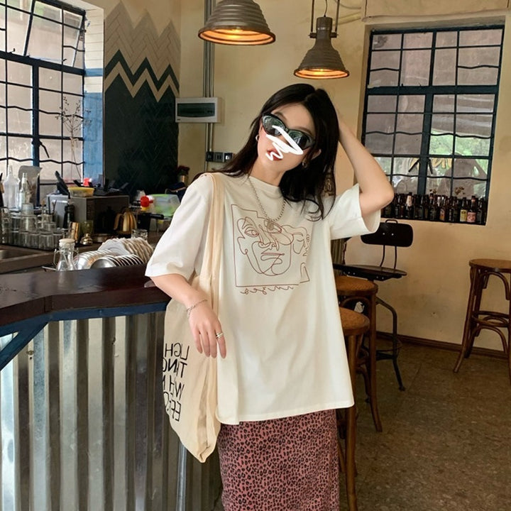 Women's graphic t-shirt with modern line art design and casual fit