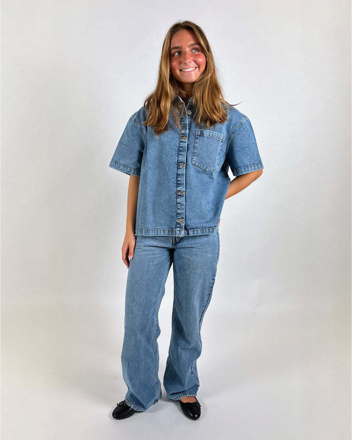 Women's denim shirt jacket in a casual oversized cut Lisslune