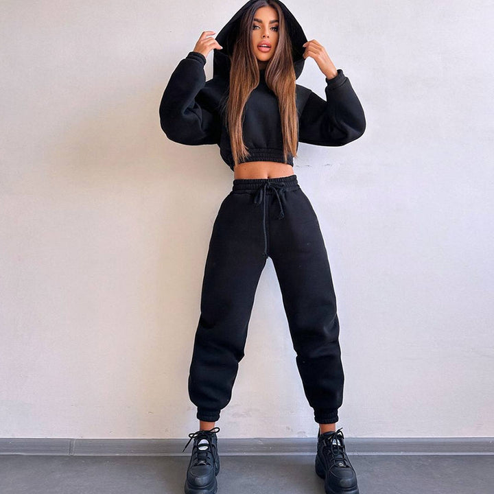 Women's sporty cropped sweat set with elastic waistband and practical pockets Lisslune