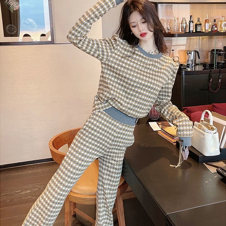 Ladies stylish comfortable lounge set with modern plaid pattern and loose fit Lisslune