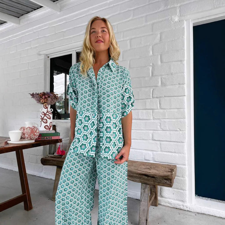 Women's chic blouse-pants combination with floral print and loose fit