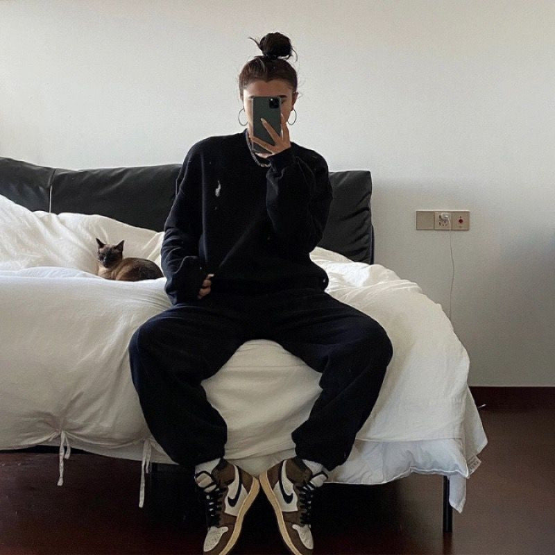 Women's comfortable sweat suit with practical pockets and elastic waistband Lisslune