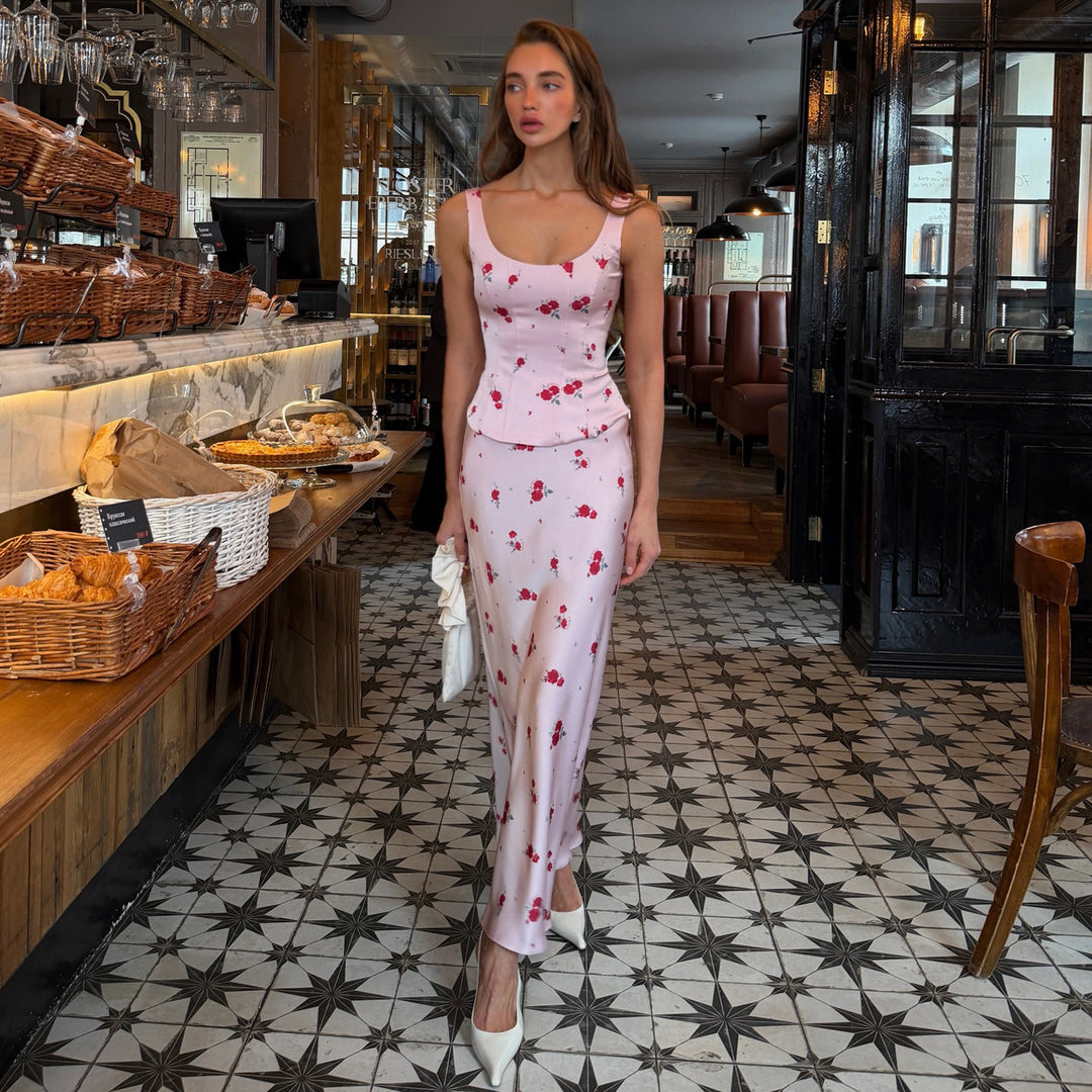 Women's Elegant Maxi Dress with Delicate Floral Prints and Fitted Cut