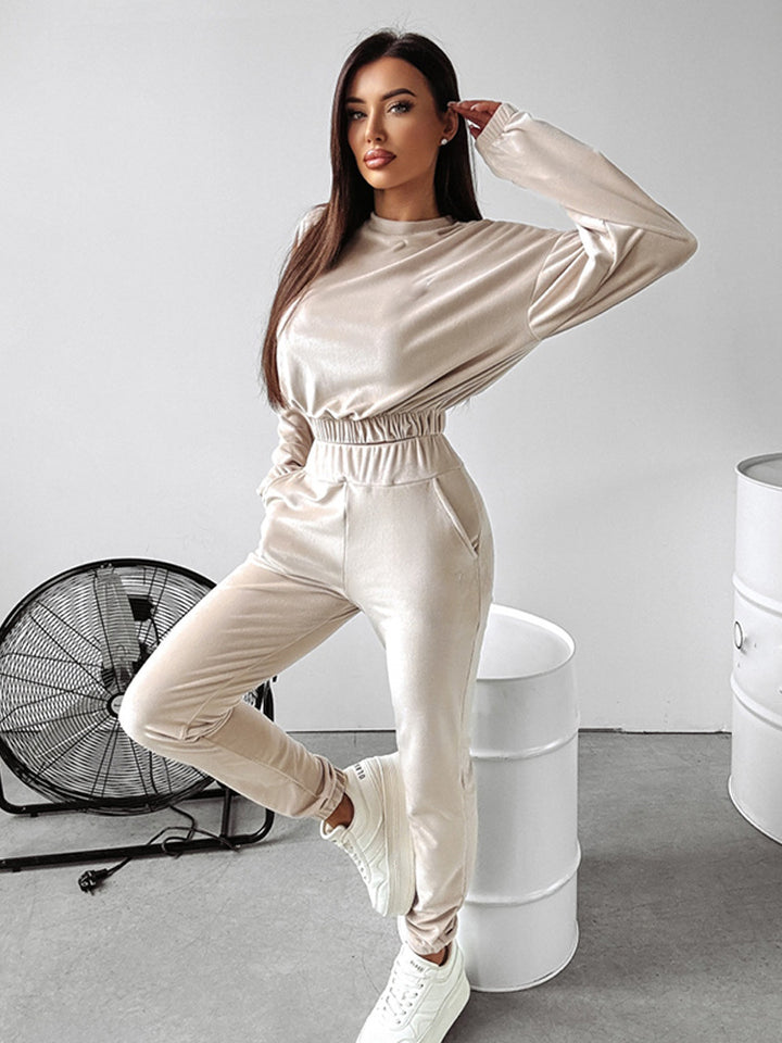 Women's sporty loungewear set with cropped top and elastic pants Lisslune