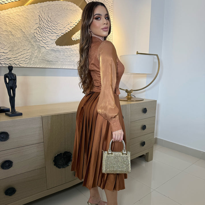 Women's midi dress with classic collar and elegant pleat look