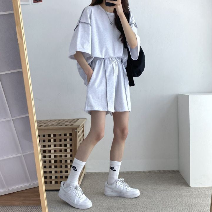 Ladies leisure suit with casual cut and elastic waistband