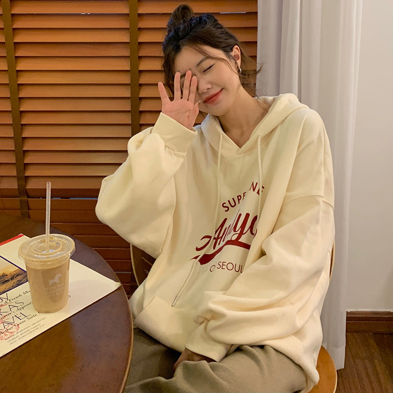 Women's hoodie with modern lettering and casual fit