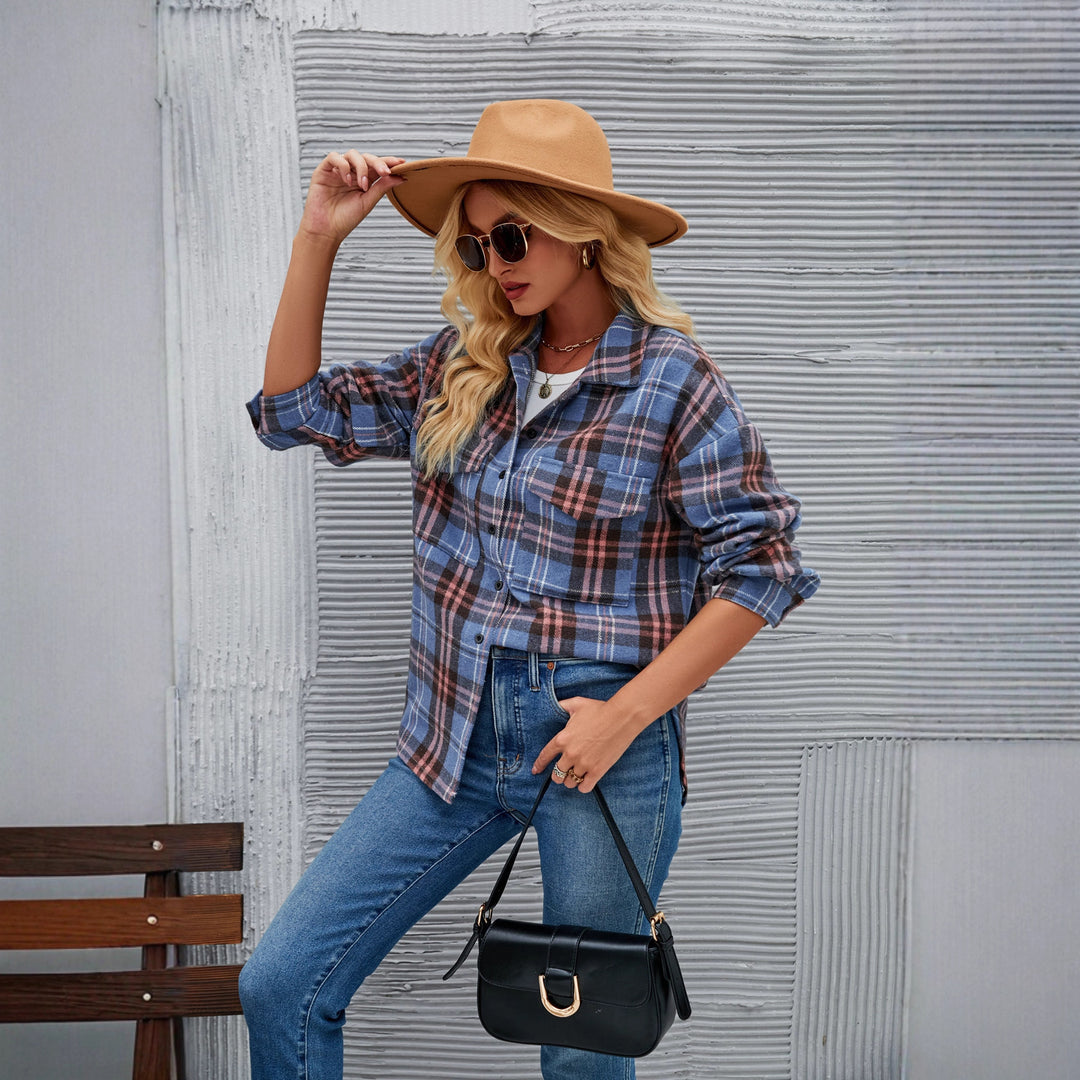 Women's flannel shirt with checked pattern and two breast pockets
