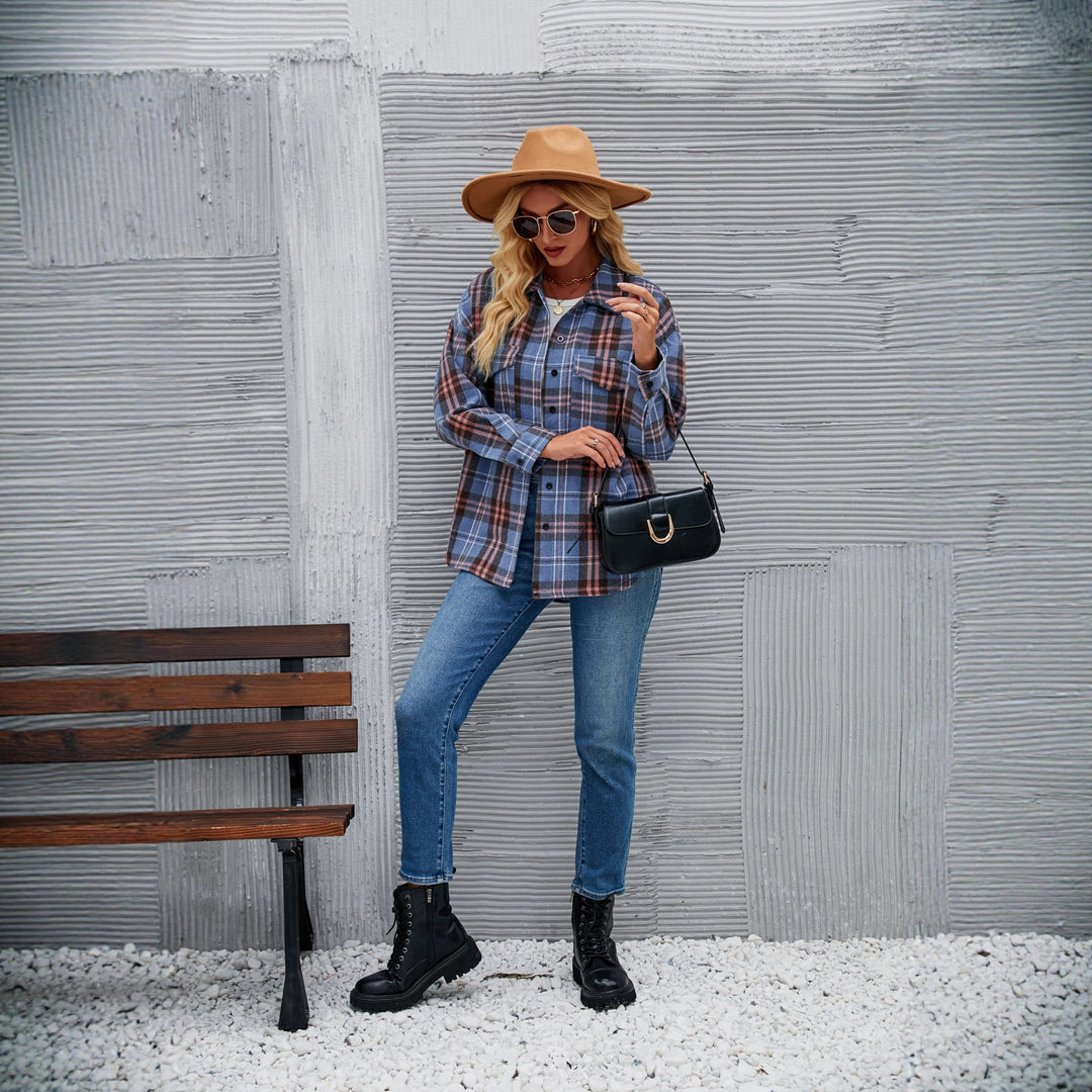 Women's flannel shirt with checked pattern and two breast pockets
