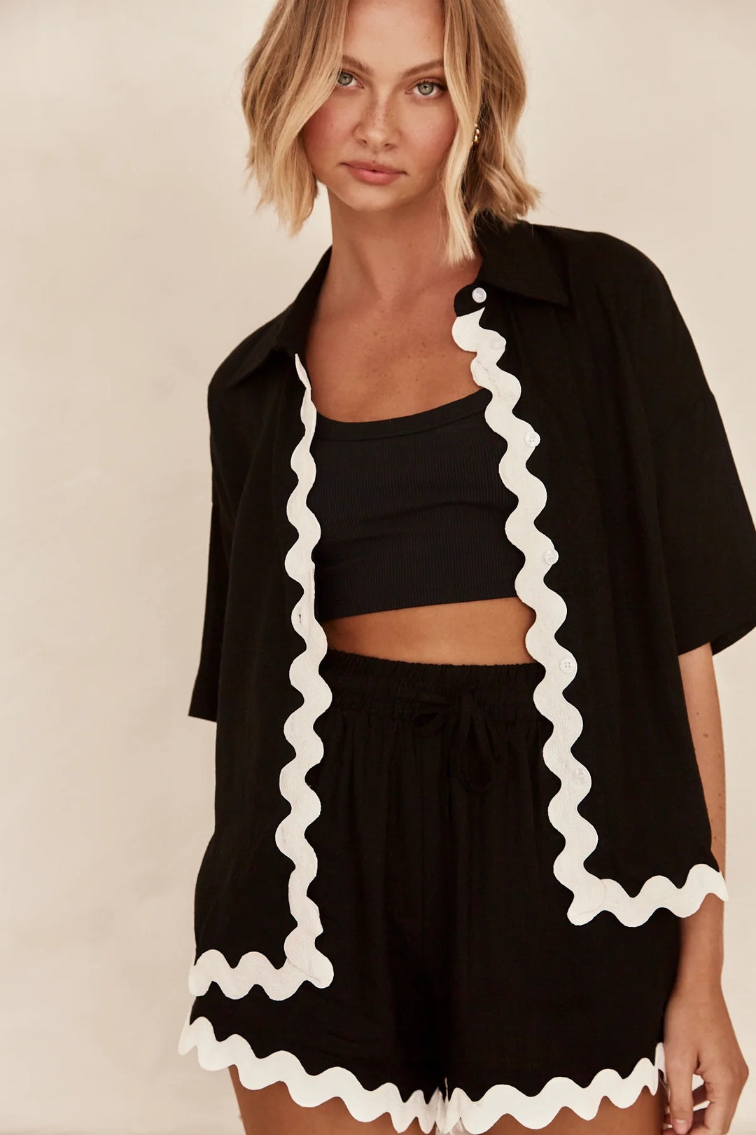 Women's leisure set with stylish short-sleeve shirt and casual shorts