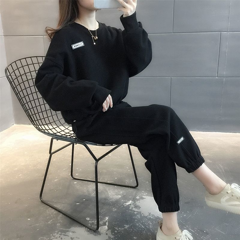 Ladies sporty leisure set with casual cut and practical side pockets Lisslune