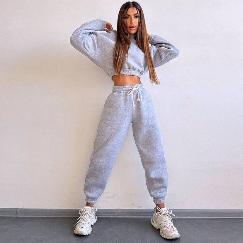 Women's sporty cropped sweat set with elastic waistband and practical pockets Lisslune