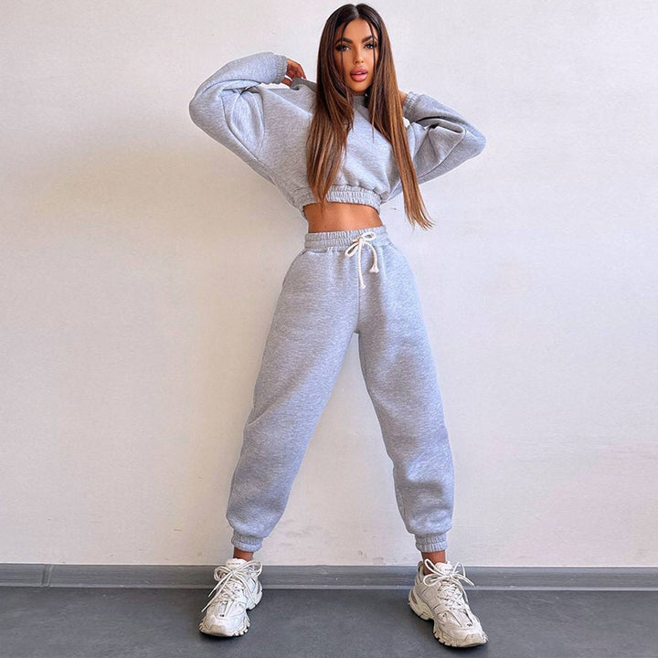 Women's sporty cropped sweat set with elastic waistband and practical pockets Lisslune