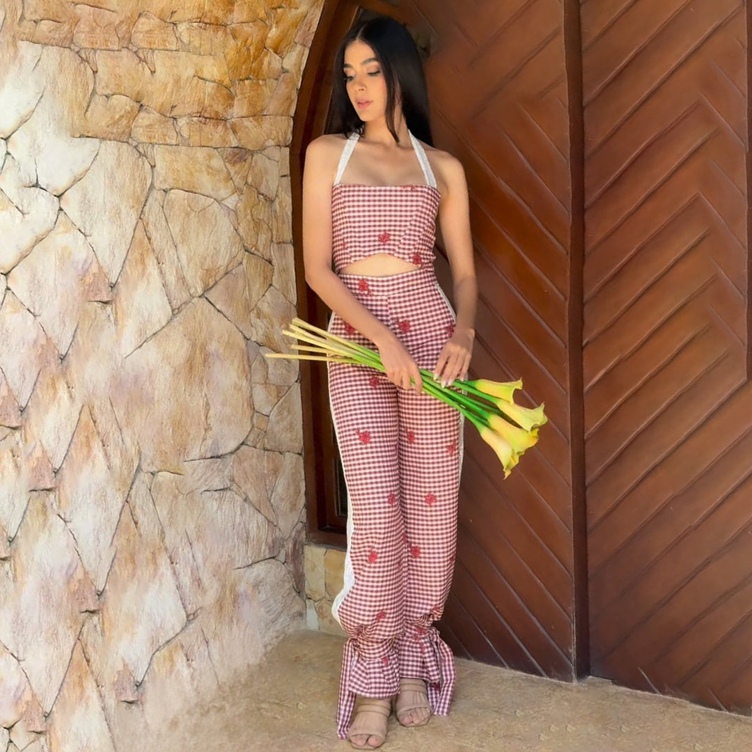 Women Two-Piece Set with Charming Checkered Pattern and Playful Cut-Out