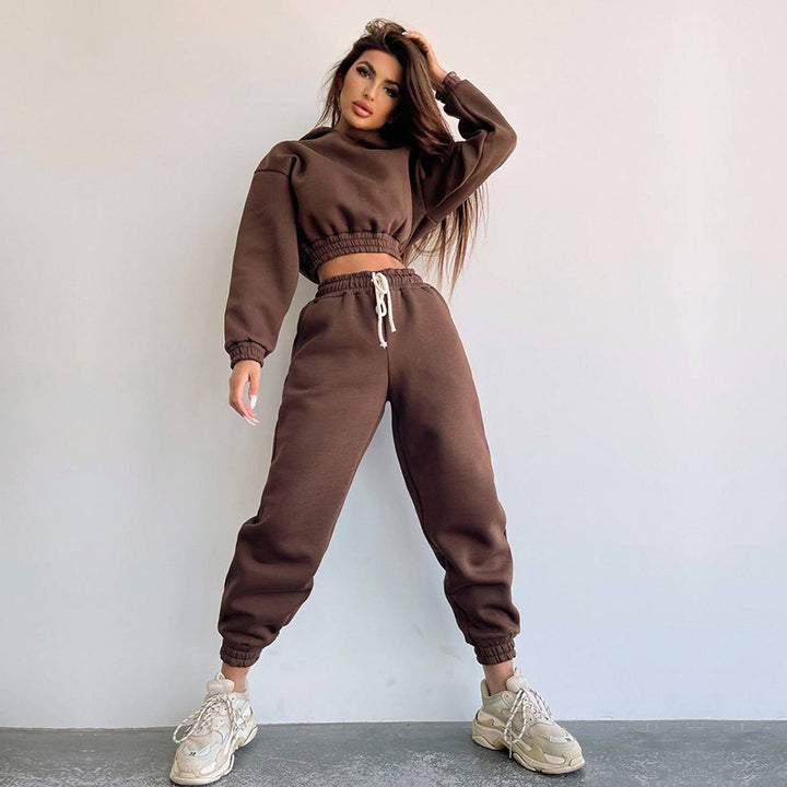Women's sporty cropped sweat set with elastic waistband and practical pockets Lisslune