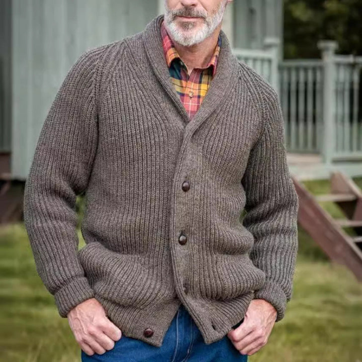 Men's chunky knitted cardigan with practical pockets and modern V-neck Lisslune