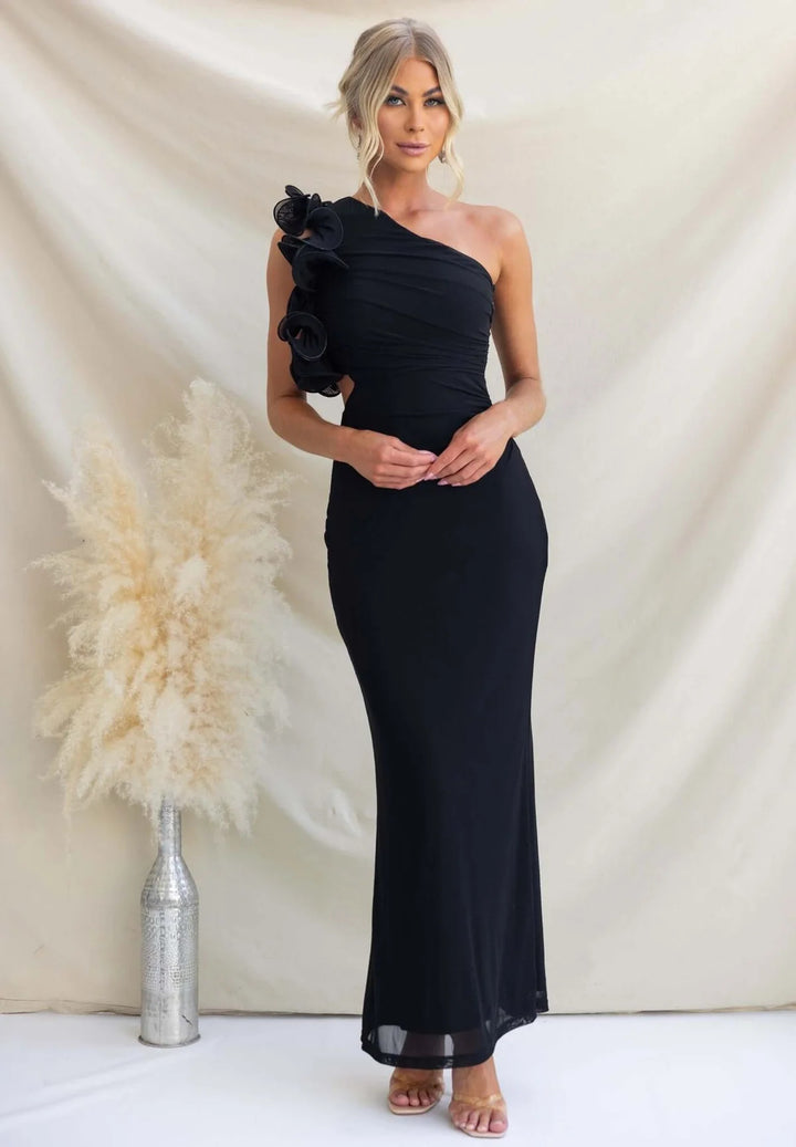 Ladies Elegant Ruffled Maxi Dress with an Off-Shoulder Design and Tailored Fit