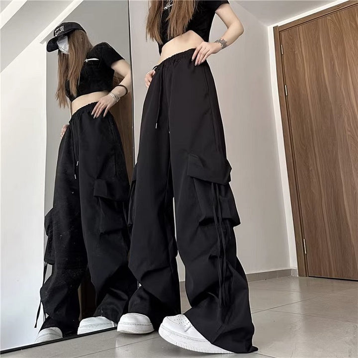 Women’s cargo pants in urban style with side pockets and elastic waistband