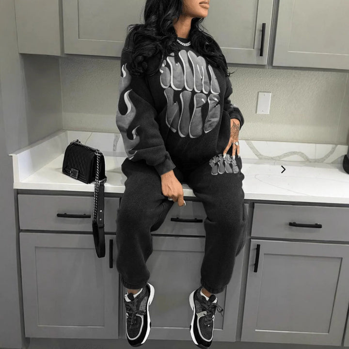 Women's tracksuit with trendy graphic design and sporty fit Lisslune
