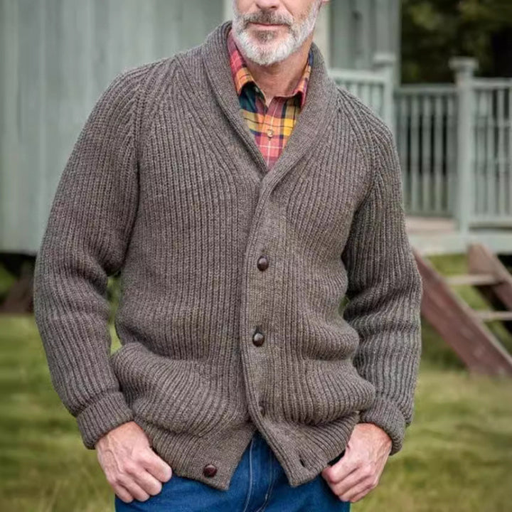 Men's chunky knitted cardigan with practical pockets and modern V-neck Lisslune