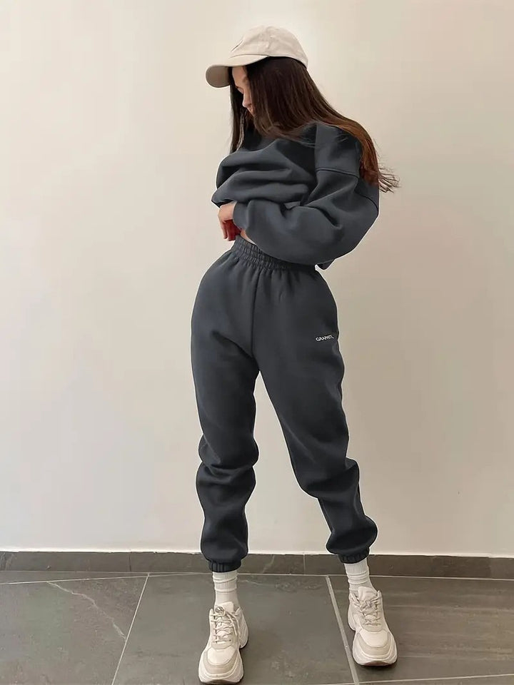 Women's tracksuit with soft inner lining and elastic fit Lisslune