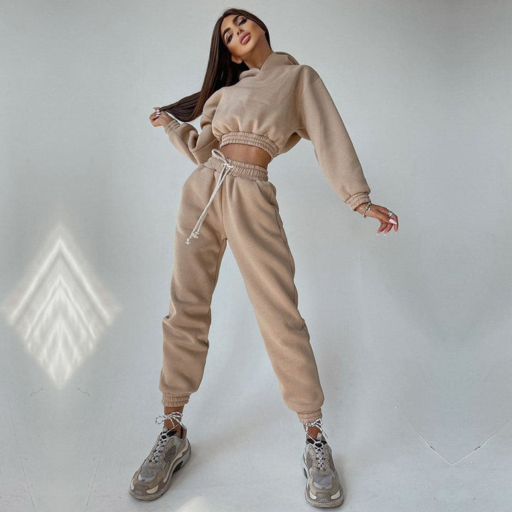 Women's sporty cropped sweat set with elastic waistband and practical pockets Lisslune