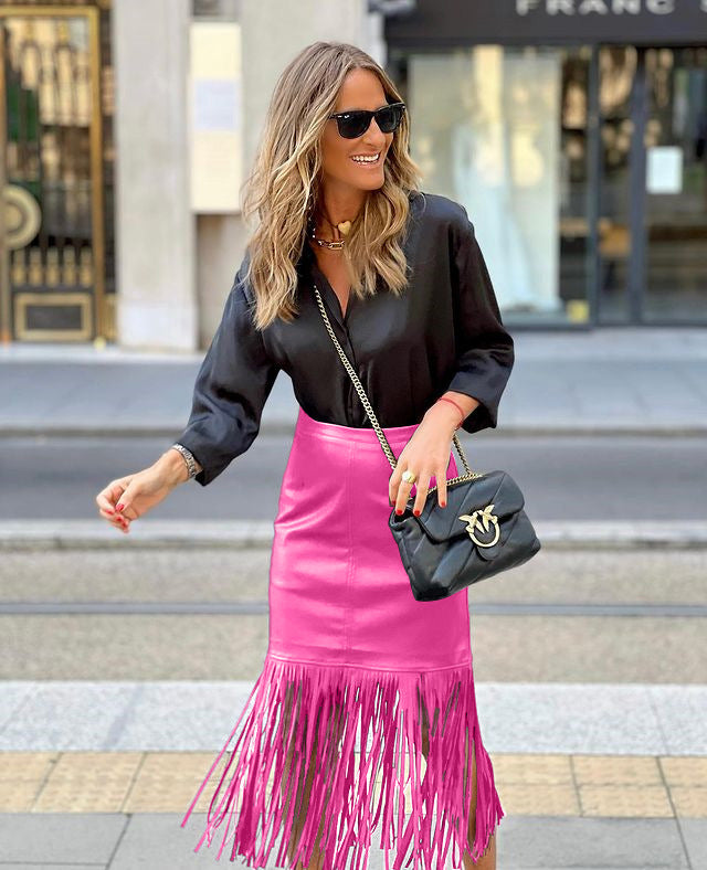Women's fuchsia fringe skirt made of synthetic leather with a fitted silhouette and swinging design