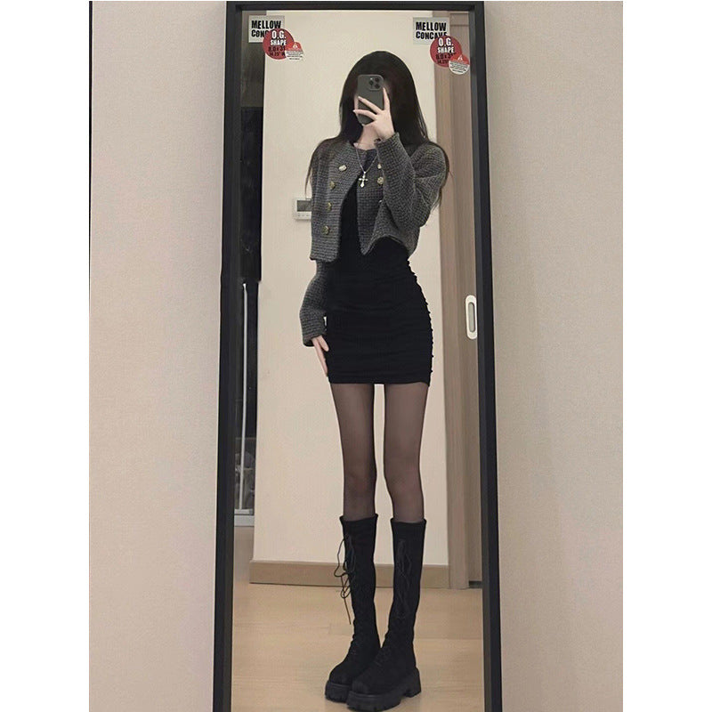 Women's fitted wrap dress with stylish gathering effect and long sleeves