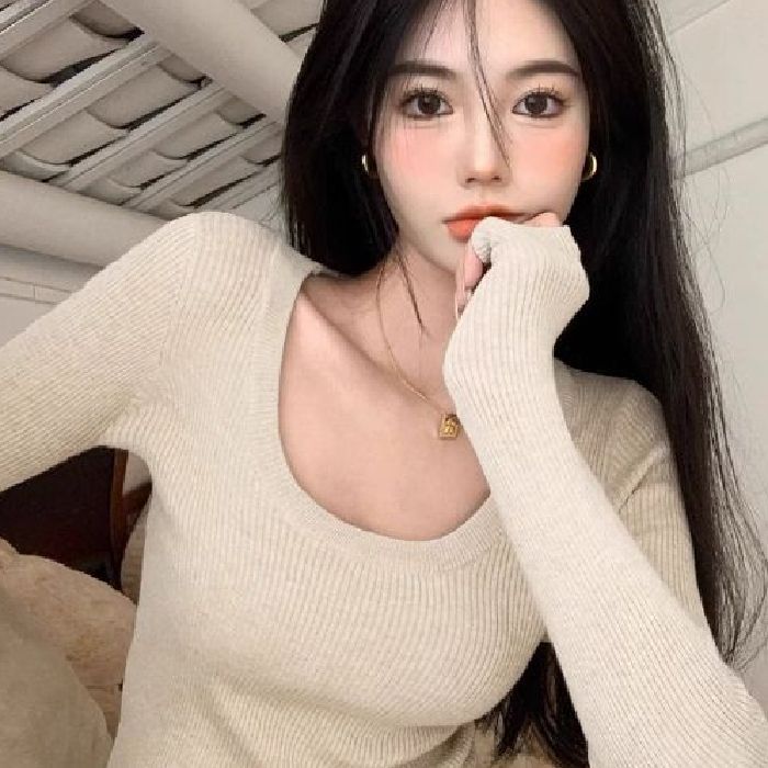 Women's long sleeve shirt with deep round neck and fine rib structure