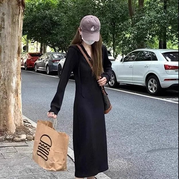 Women's hooded dress with a long silhouette and casual fit