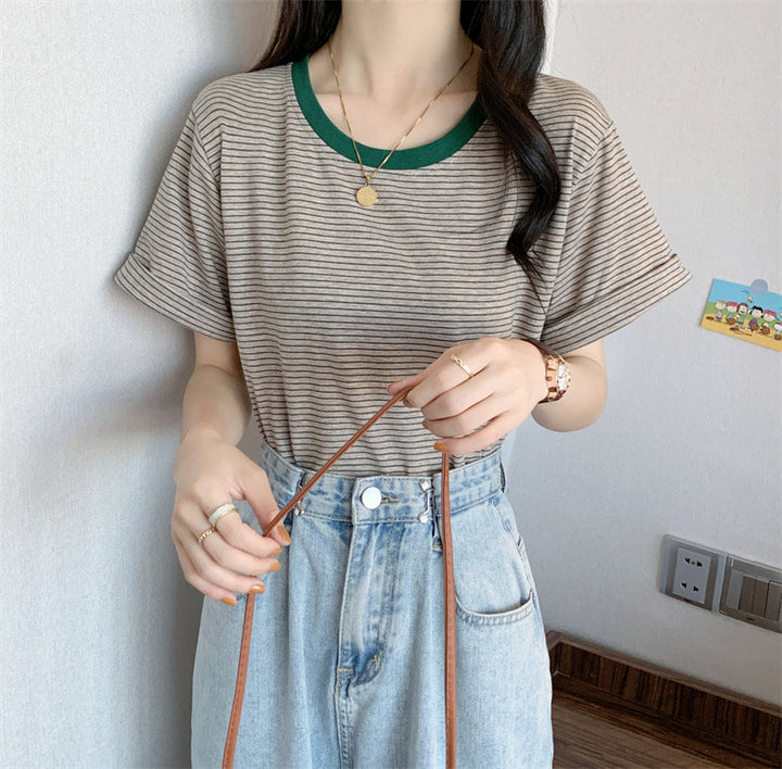 Women's striped T-shirt with contrasting round neckline and comfortable fit