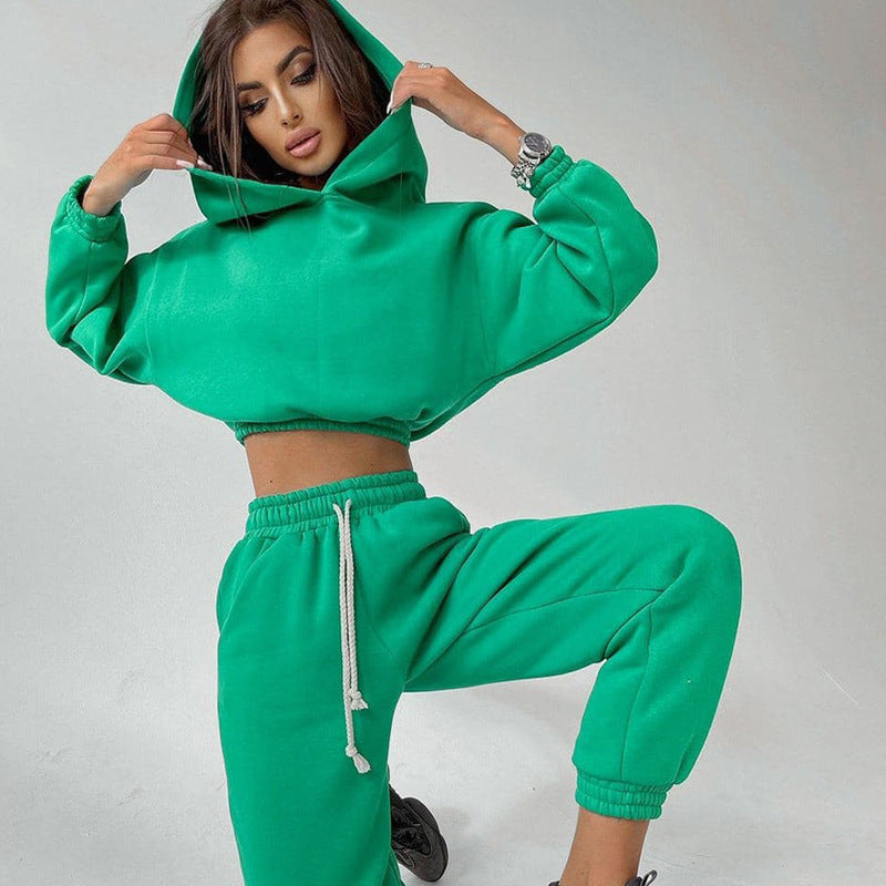 Women's sporty cropped sweat set with elastic waistband and practical pockets Lisslune