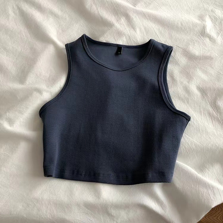Ladies crop top made of breathable material with a figure-hugging cut