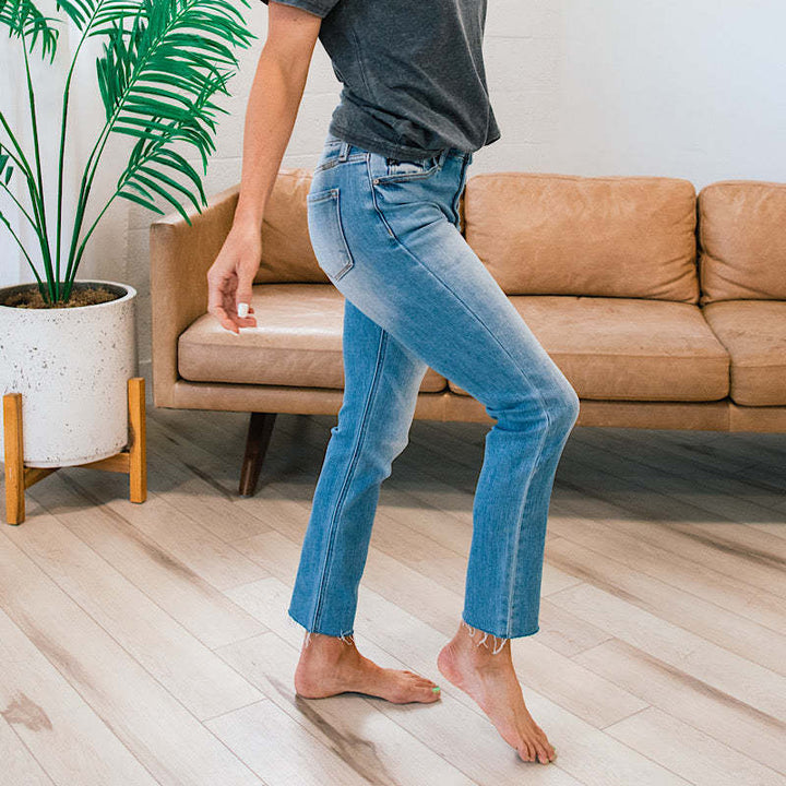 Women's High-Waisted Jeans in Used Look with Button Placket and Frayed Hems Lisslune