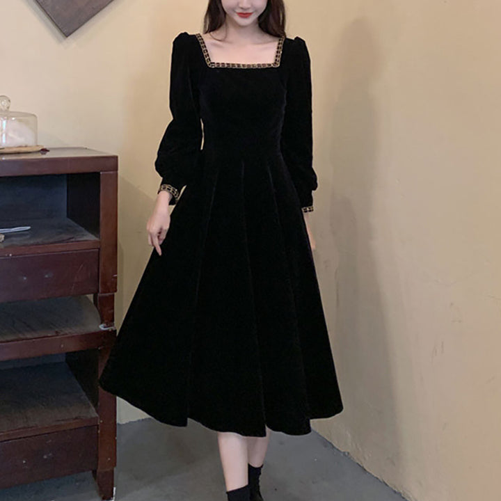 Women's elegant velvet midi dress with square neckline and puff sleeves