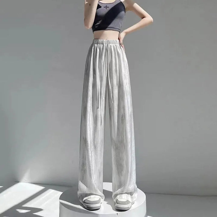 Women's high-waisted palazzo pants made of lightweight, breathable material with an elastic waistband