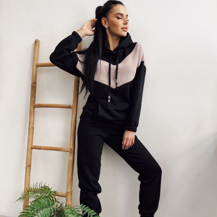 Women's sporty loungewear set with high collar and practical kangaroo pocket Lisslune