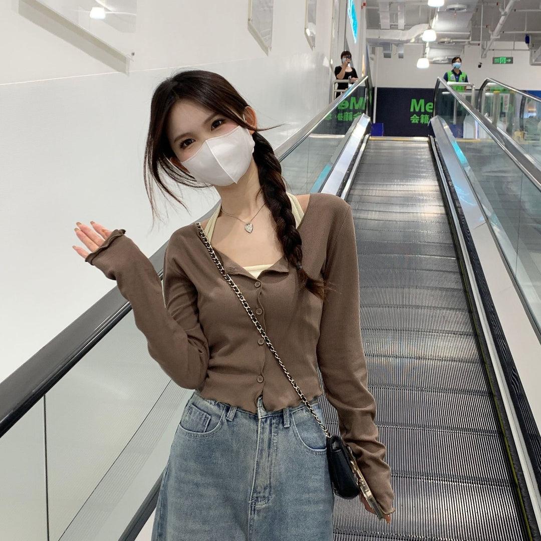Women's long-sleeved crop top with button closure and elegant design