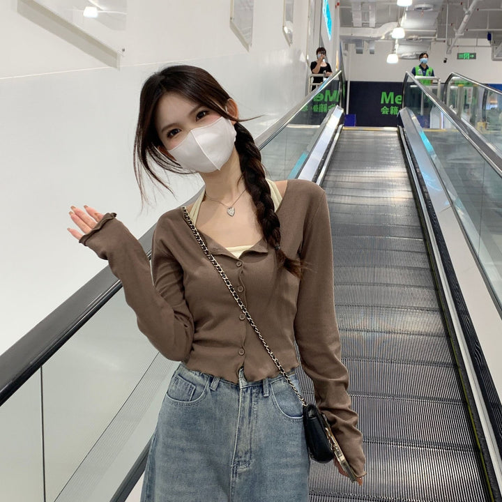Women's long-sleeved crop top with button closure and elegant design