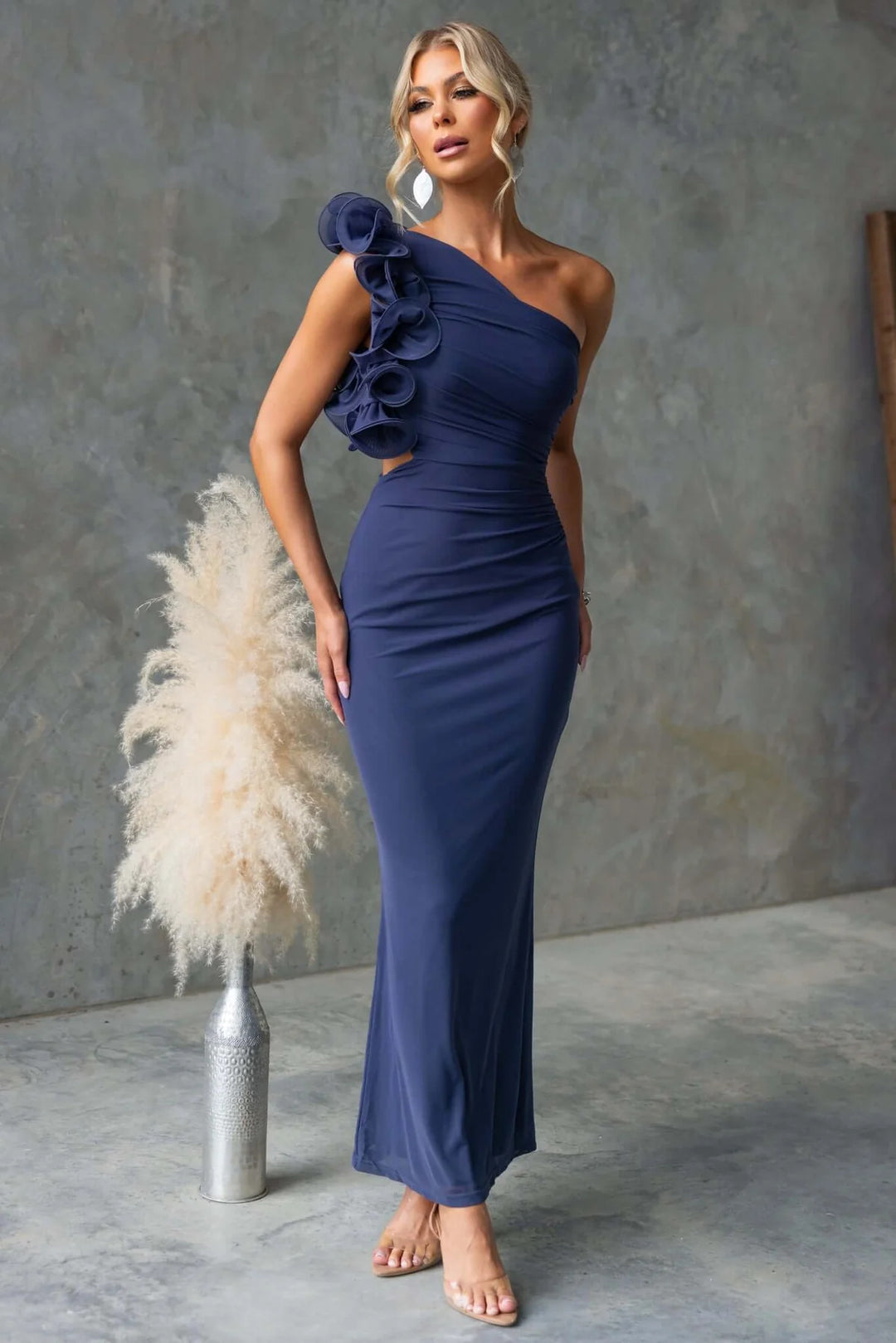 Ladies Elegant Ruffled Maxi Dress with an Off-Shoulder Design and Tailored Fit