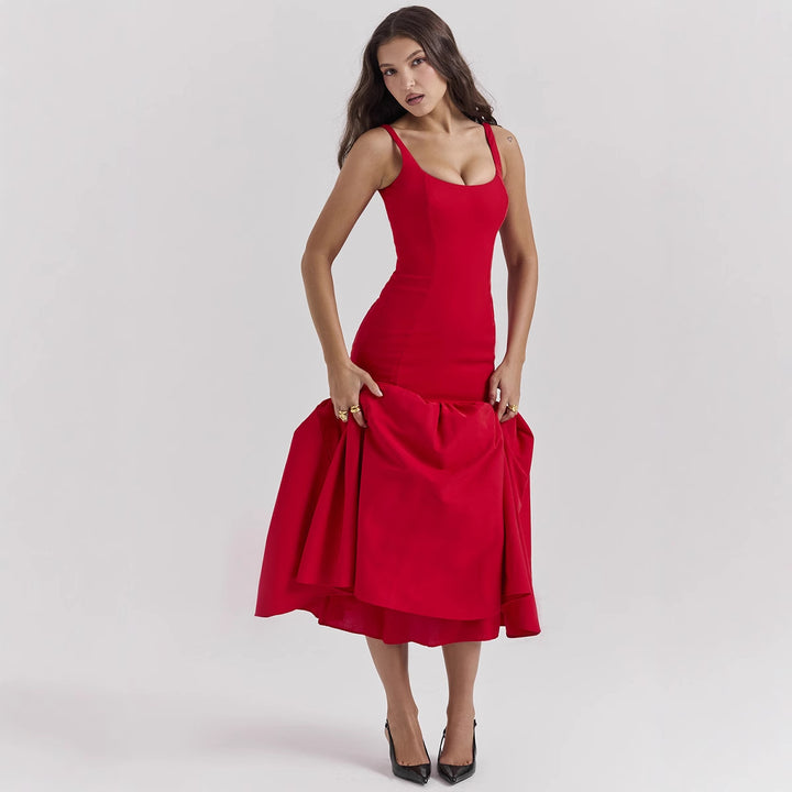 Women's maxi dress with chic waist emphasis and voluminous skirt