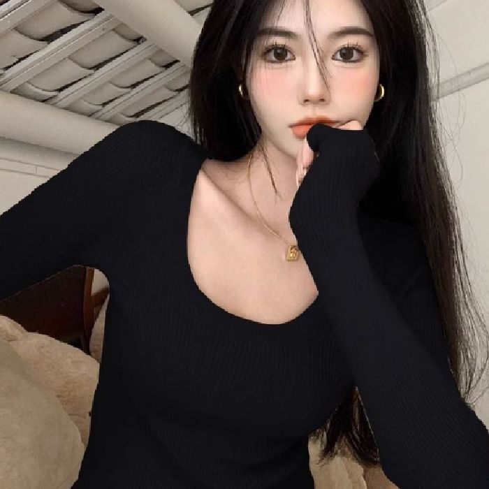 Women's long sleeve shirt with deep round neck and fine rib structure