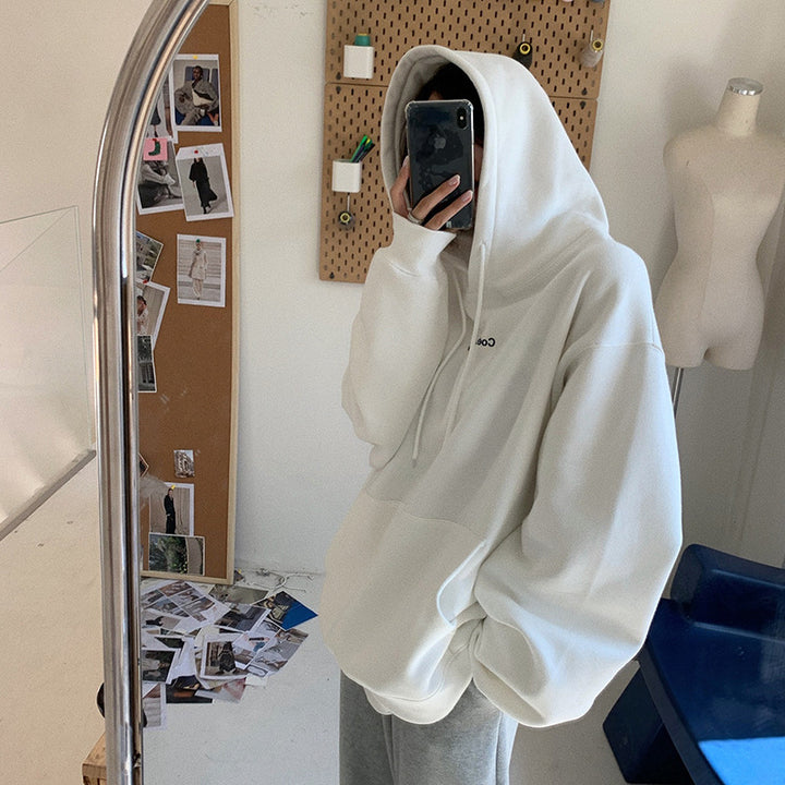 Women's hoodie with a casual cut and practical kangaroo pocket design