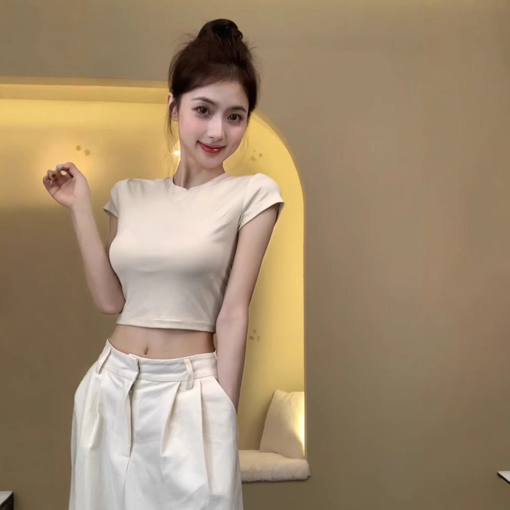 Women's crop top with a fitted cut and elastic material