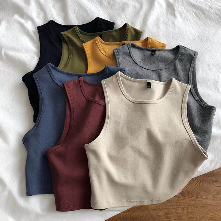Ladies crop top made of breathable material with a figure-hugging cut