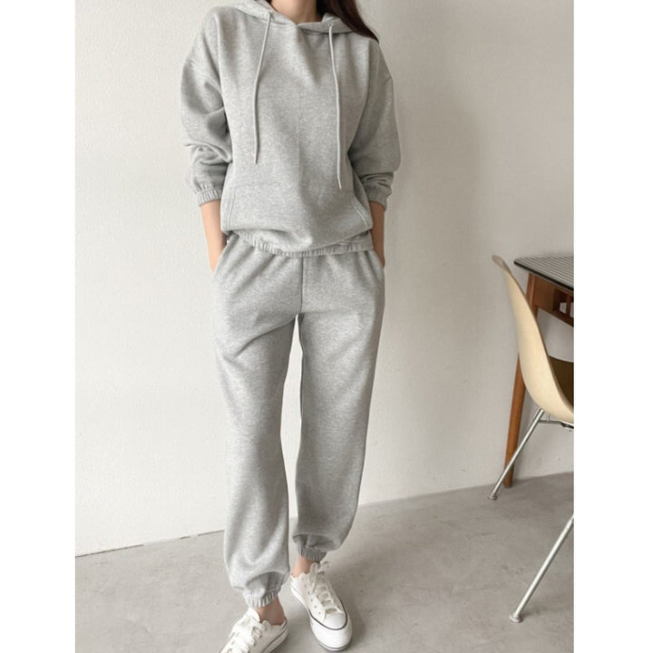 Women's casual hoodie and jogger set made of soft cotton blend with practical kangaroo pocket Lisslune