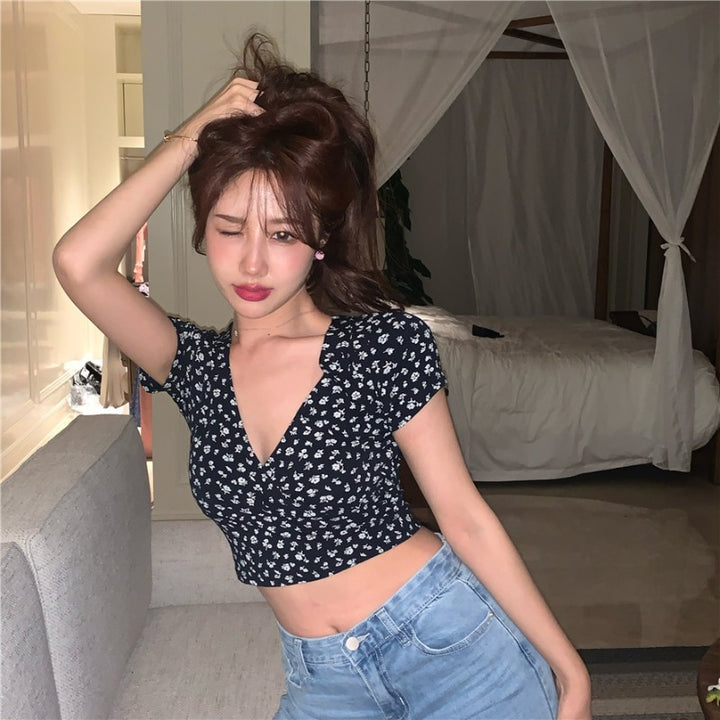 Women's crop top with floral pattern and elegant V-neck