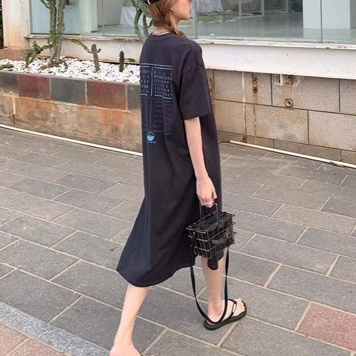 Women's casual dress with graphic print and relaxed fit