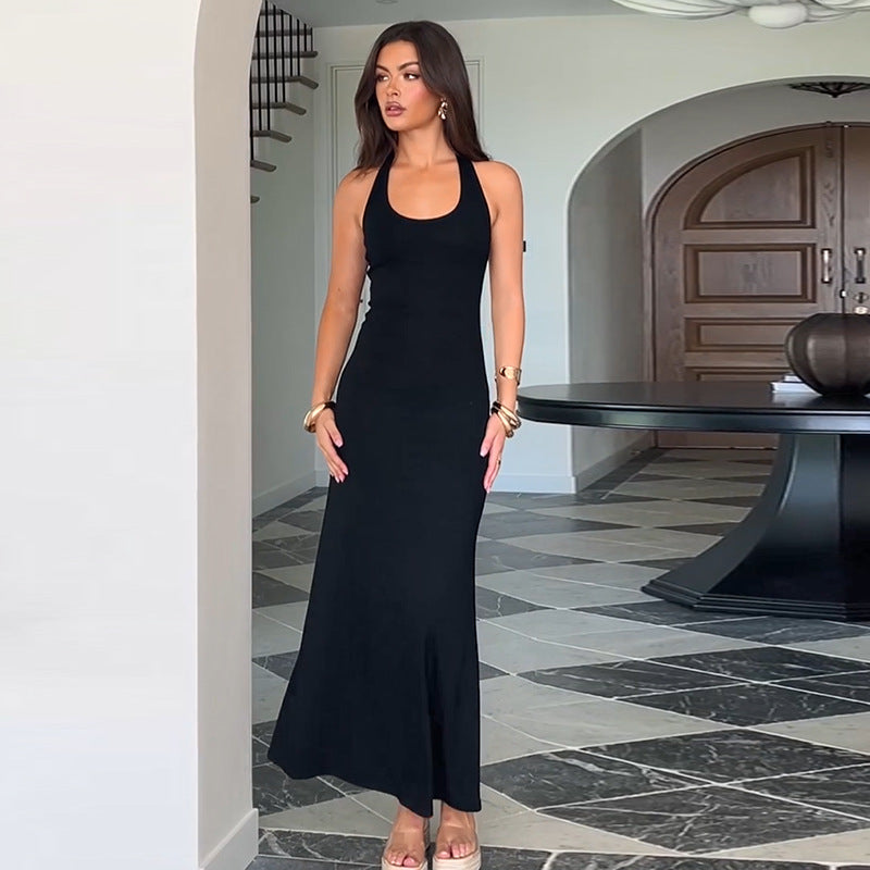 Ladies floor-length summer dress with a figure-hugging cut and elegant bateau neckline